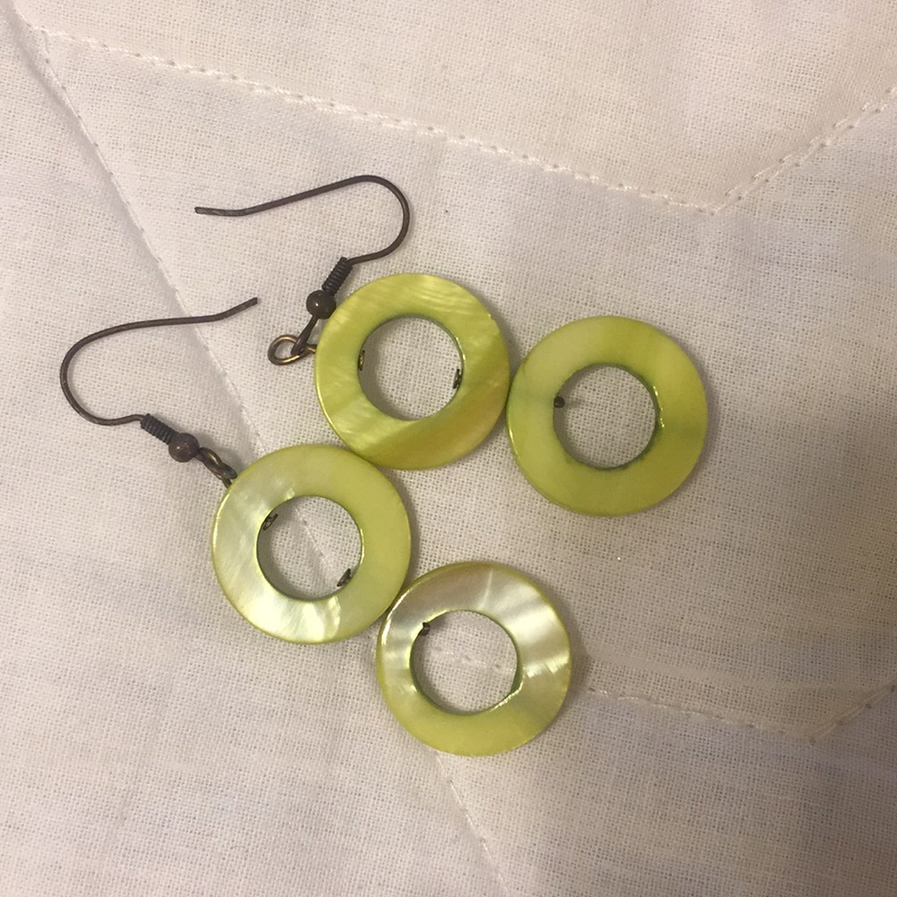 Green shell earrings - Picture 2 of 3